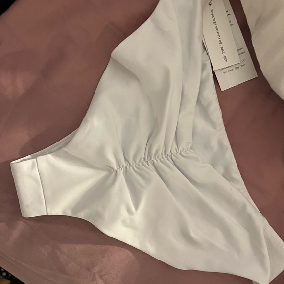 Londre Set - New Classic Bikini Top & High Leg Scrunch Bottom - Flat White - Picture 4 of 6